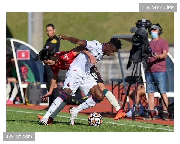 足球明星表现稳健，助力球队在赛场上持续提升竞争力